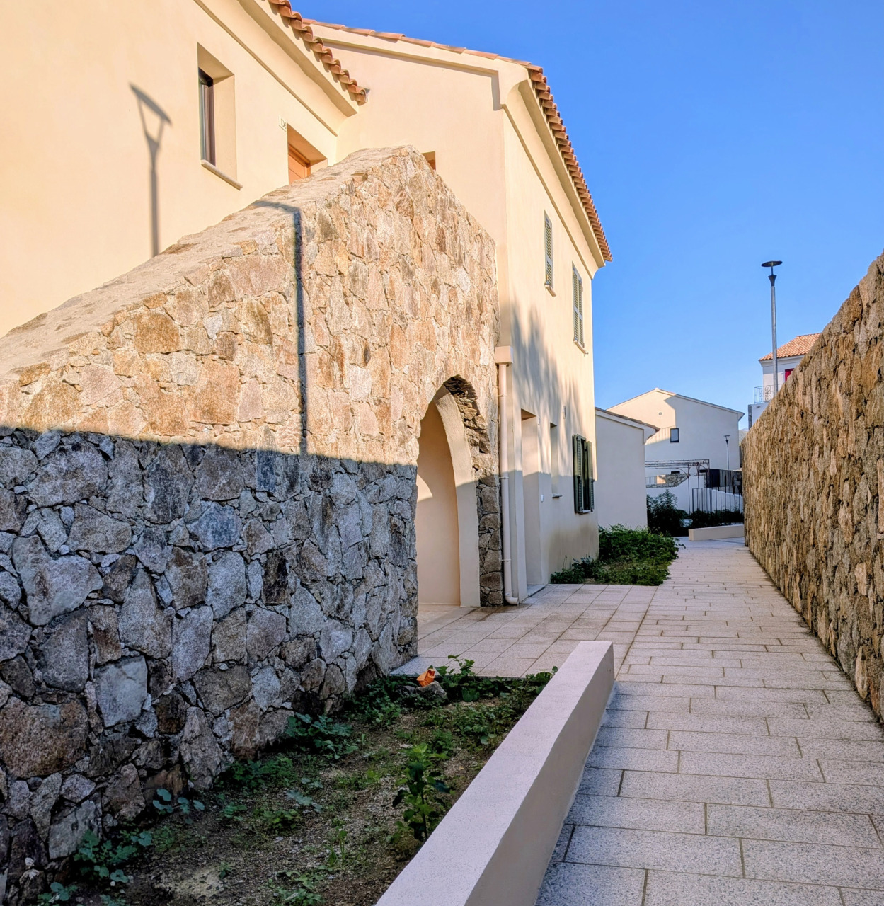 Accès PMR – Appartement D1 Fleur de Maquis