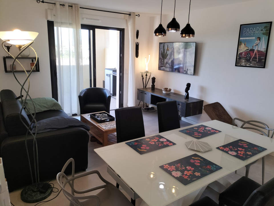 Coin repas avec table et chaises – Appartement en location saisonnière en Corse