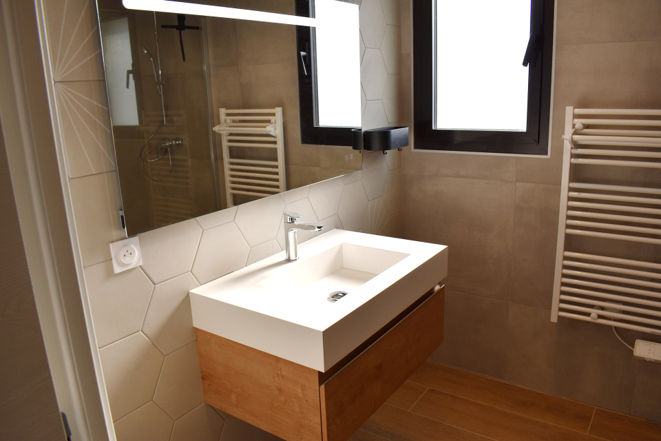 Salle de bain équipée et lumineuse – Location saisonnière Corse